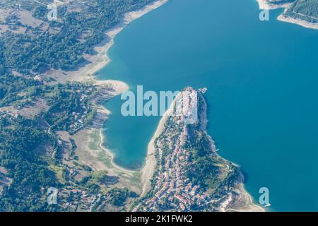 Luftaufnahme, aus einem kleinen Flugzeug, von Colle di Tora Dorf auf Halbinsel am Turano See, aufgenommen von Süden in hellen Sommerlicht, Apenninen, Rieti, Latium Stockfoto