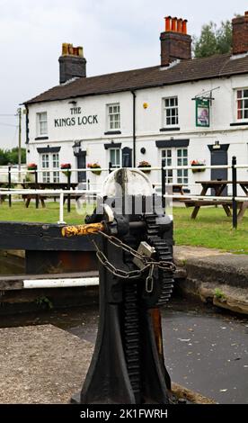 Kings Lock Kanalschloss Middlewich, verschlossen mit Vorhängeschloss nach einem sehr trockenen Winter und Sommer gibt es nicht genug Wasser, um die Navigation auf einigen Kanälen aufrecht zu erhalten Stockfoto