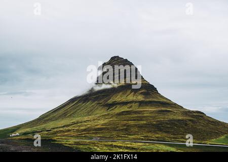 Berühmte Aussicht auf den Kirkjufellsfoss Berg. Eine der denkwürdigsten Landschaften Islands, die man sehen und bewundern kann. Traumhafte Eindrücke. Stockfoto