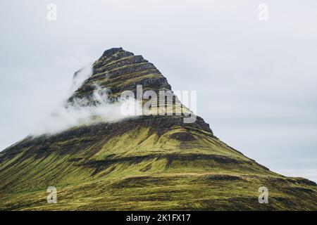 Berühmte Aussicht auf den Kirkjufellsfoss Berg. Eine der denkwürdigsten Landschaften Islands, die man sehen und bewundern kann. Traumhafte Eindrücke. Stockfoto