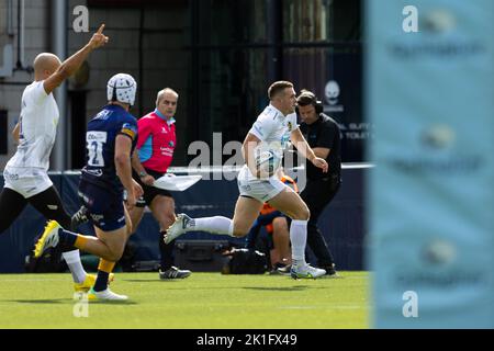 Joe Simmonds von Exeter Chiefs rast den linken Flügel hinunter, um beim Gallagher Premiership-Spiel Worcester Warriors gegen Exeter Chiefs im Sixways Stadium, Worcester, Großbritannien, 18.. September 2022 (Foto von Nick Browning/News Images) in Worcester, Großbritannien am 9/18/2022 einen frühen Versuch zu machen. (Foto von Nick Browning/News Images/Sipa USA) Stockfoto