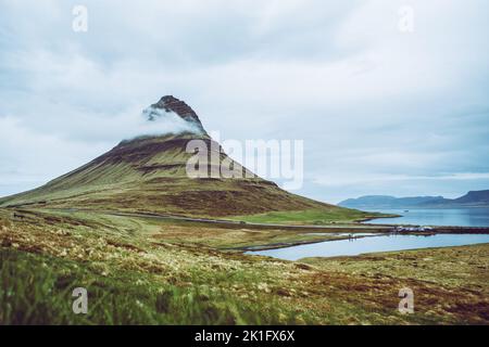 Berühmte Aussicht auf den Kirkjufellsfoss Berg. Eine der denkwürdigsten Landschaften Islands, die man sehen und bewundern kann. Traumhafte Eindrücke. Stockfoto