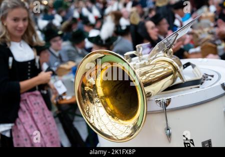 München, Deutschland. 18. September 2022. Traditionelle Trachtengruppen feiern in einem Festzelt nach der Trachten- und Schießparade auf dem Oktoberfest, mit ablegten Instrumenten. Quelle: Sven Hoppe/dpa/Alamy Live News Stockfoto