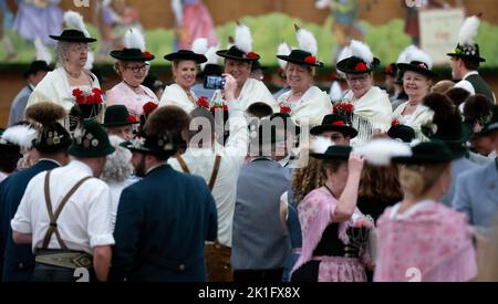 München, Deutschland. 18. September 2022. Traditionelle Trachtengruppen feiern im Festzelt nach der Tracht- und Schießprozession auf dem Oktoberfest. Quelle: Sven Hoppe/dpa/Alamy Live News Stockfoto