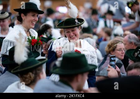 München, Deutschland. 18. September 2022. Traditionelle Trachtengruppen feiern im Festzelt nach der Tracht- und Schießprozession auf dem Oktoberfest. Quelle: Sven Hoppe/dpa/Alamy Live News Stockfoto