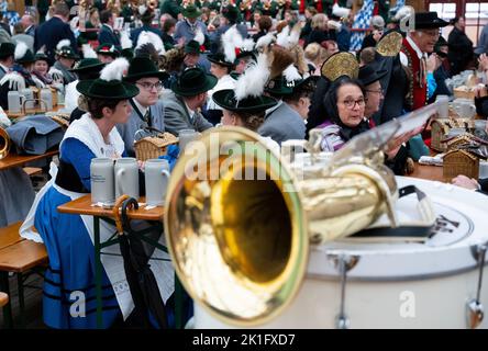 München, Deutschland. 18. September 2022. Traditionelle Trachtengruppen feiern in einem Festzelt nach der Trachten- und Schießparade auf dem Oktoberfest, mit ablegten Instrumenten. Quelle: Sven Hoppe/dpa/Alamy Live News Stockfoto