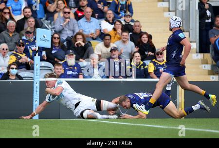 Richard Capstick von Exeter Chiefs erzielt beim Spiel der Gallagher Premiership im Sixways Stadium, Worcester, den dritten Versuch ihrer Mannschaft. Bilddatum: Sonntag, 18. September 2022. Stockfoto