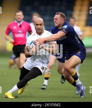 Olly Woodburn von Exeter Chiefs wurde von Perry Humphreys von Worcester Warriors während des Spiels der Gallagher Premiership im Sixways Stadium, Worcester, angegangen. Bilddatum: Sonntag, 18. September 2022. Stockfoto