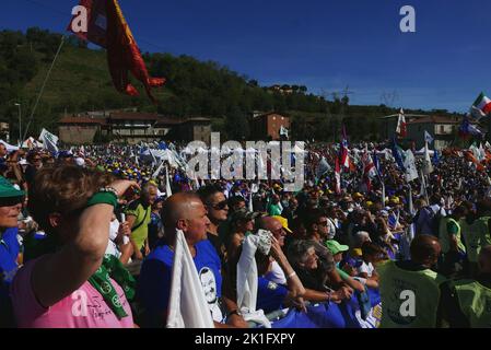 Pontida, Italien. 18. September 2022. Legas Unterstützerin Pontida, Lombardia, Italien, am 18. September 2022. Seit 1990 treffen sich die ehemaligen Lega Nord und derzeit die Lega per Salvini Premier jedes Jahr in Pontida, Lombardia. Das Treffen markiert den Eid der italienischen Städte Mailand, Lodi, Ferrara, Piacenza und Parma gegen Kaiser Friedrich I. Barbarossa im Jahr 1167. (Foto: Elisa Gestri/Sipa USA) Quelle: SIPA USA/Alamy Live News Stockfoto