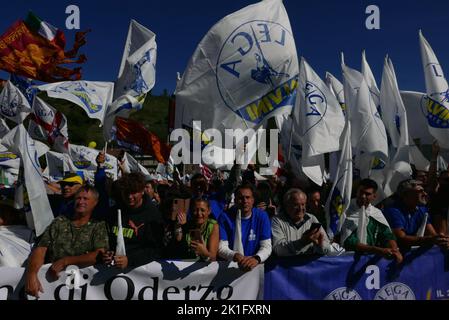 Pontida, Italien. 18. September 2022. Legas Unterstützerin Pontida, Lombardia, Italien, am 18. September 2022. Seit 1990 treffen sich die ehemaligen Lega Nord und derzeit die Lega per Salvini Premier jedes Jahr in Pontida, Lombardia. Das Treffen markiert den Eid der italienischen Städte Mailand, Lodi, Ferrara, Piacenza und Parma gegen Kaiser Friedrich I. Barbarossa im Jahr 1167. (Foto: Elisa Gestri/Sipa USA) Quelle: SIPA USA/Alamy Live News Stockfoto