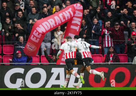 Eindhoven - Xavi Simons von PSV Eindhoven, Cody Gakpo von PSV Eindhoven feiern den 2-1 während des Spiels zwischen PSV und Feyenoord am 18. September 2022 im Philips Stadion in Eindhoven, Niederlande. (Box zu Box Pictures/Tom Bode) Stockfoto