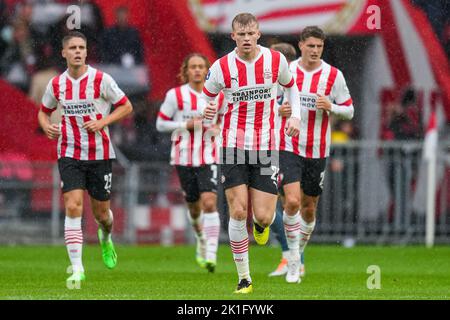 Eindhoven - Jarrad Branthwaite vom PSV Eindhoven feiert den 1-1 während des Spiels zwischen PSV und Feyenoord am 18. September 2022 im Philips Stadion in Eindhoven, Niederlande. (Box-to-Box-Bilder/Yannick Verhoeven) Stockfoto