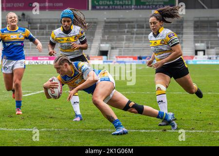 Caitlin Beevers of Leeds Rhinos Women geht beim großen Finale der Betfred Women's Super League in York City Knights Women vs Leeds Rhinos Women im Totally Wicked Stadium, St Helens, Großbritannien, 18.. September 2022 (Foto von Craig Thomas/News Images) Stockfoto