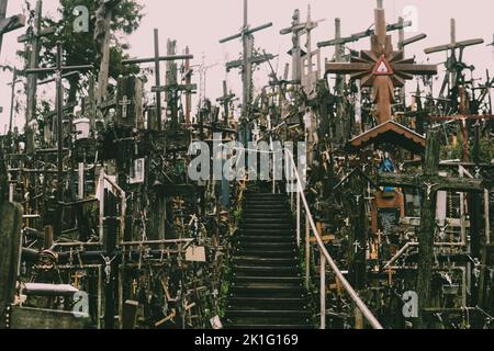 Kreuzberg in Litauen. Hunderte von hölzernen und metallenen Kreuzen, die von christen aus der ganzen Welt hinterlassen wurden. Stockfoto