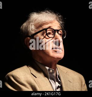 **DATEI FOTO** Woody Allen zieht sich aus dem Filmemachen zurück. Woody Allen nimmt an der Gala-Premiere „YOU WILL MEET A TALL DARK STRANGER“ während des Toronto International Film Festival 35. im Elgin Theatre am 12. September 2010 in Toronto, Kanada, Teil. Quelle: Walter McBride/MediaPunch Stockfoto