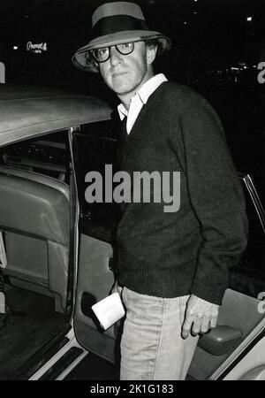 **DATEI FOTO** Woody Allen zieht sich aus dem Filmemachen zurück. QUELLE: WALTER MCBRIDE/MEDIAPUNCH WOODY ALLEN (ANFANG 1980'S) VERLÄSST ELAINES RESTAURANT NRE YORK CITY CREDIT ALLE VERWENDUNGEN Stockfoto