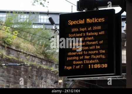 Charing Cross Station, Glasgow, Schottland, Großbritannien. 18. September 2022. Hinweis zum nationalen Moment der Reflexion an der Station Charing Cross. Der Nationale Moment der Reflexion, um den Tod Ihrer Majestät Königin Elizabeth II zu betrauern und über ihr Leben und ihr Vermächtnis nachzudenken, findet heute um 8pm Uhr, in der Nacht vor dem Staatsfuneral, statt und wird von einem einminütigen Schweigen gekennzeichnet.Quelle: Kay Roxby/Alamy Live News Stockfoto