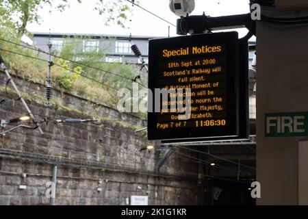 Charing Cross Station, Glasgow, Schottland, Großbritannien. 18. September 2022. Hinweis zum nationalen Moment der Reflexion an der Station Charing Cross. Der Nationale Moment der Reflexion, um den Tod Ihrer Majestät Königin Elizabeth II zu betrauern und über ihr Leben und ihr Vermächtnis nachzudenken, findet heute um 8pm Uhr, in der Nacht vor dem Staatsfuneral, statt und wird von einem einminütigen Schweigen gekennzeichnet.Quelle: Kay Roxby/Alamy Live News Stockfoto