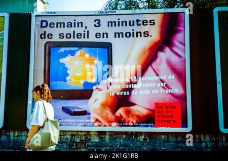 Paris, Frankreich, Frau allein, vor der französischen AIDS-Gesundheitskrise Werbekampagne Plakate auf der Straße, Poster für öffentliche Gesundheit (Sida Info Service) Stockfoto