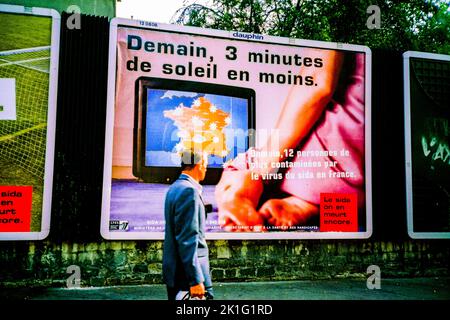 Paris, Frankreich, Mann, der vor der französischen AIDS-Gesundheitskrise läuft Werbekampagne Plakate auf der Straße, Poster für öffentliche Gesundheit (Sida Info Service) Stockfoto