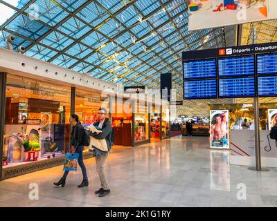 Flughafen Roissy-Charles de Gaulle, Weitwinkelblick, Leute gehen im Hermes Luxury Clothing Store, Abflugschild, in der Terminalhalle, Flughafendesign Charles de Gaulle, Flughafen Paris Stockfoto
