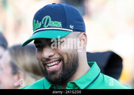17. September 2022: Der ehemalige Notre Dame Spieler Manti Te'o während der NCAA Fußballspiel-Action zwischen den California Golden Bears und der Notre Dame Fighting Irish im Notre Dame Stadium in South Bend, Indiana. Notre Dame besiegte Kalifornien 24-17. John Mersits/CSM. Stockfoto