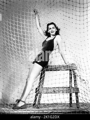 MARIA MONTEZ 1944 Porträt in voller Länge in Badeanzug Werbung für Universal Picturs Stockfoto