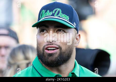 17. September 2022: Der ehemalige Notre Dame Spieler Manti Te'o während der NCAA Fußballspiel-Action zwischen den California Golden Bears und der Notre Dame Fighting Irish im Notre Dame Stadium in South Bend, Indiana. Notre Dame besiegte Kalifornien 24-17. John Mersits/CSM. Stockfoto
