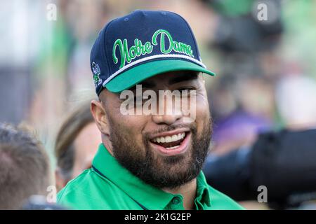 17. September 2022: Der ehemalige Notre Dame Spieler Manti Te'o während der NCAA Fußballspiel-Action zwischen den California Golden Bears und der Notre Dame Fighting Irish im Notre Dame Stadium in South Bend, Indiana. Notre Dame besiegte Kalifornien 24-17. John Mersits/CSM. Stockfoto