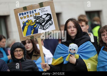 18. September 2022, Berlin: Teilnehmer demonstrieren vor dem Bundesverteidigungsministerium für Panzerlieferungen in die Ukraine. Eine junge Frau hält ein Schild mit der Aufschrift „Schütze die Ukraine“. Die Demonstration wird von der "Vitsche - Allianz ukrainischer Organisationen" organisiert. Foto: Jörg Carstensen/dpa Stockfoto