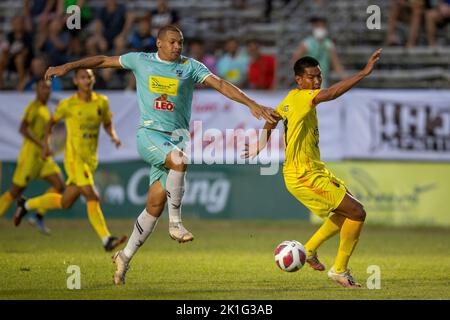 PATTAYA, THAILAND - 18. SEPTEMBER: DANILO LOPES CEZARIO von Pattaya Dolphins United und THANAKORN BOONYAPICHIT von Marines FC während des Spiels der Thai League 3 East zwischen Pattaya Dolphins und Marines Eureka im Nong Prue Stadium am 18. September 2022 in PATTAYA, THAILAND (Foto von Peter van der Klooster/Alamy Live News) Stockfoto