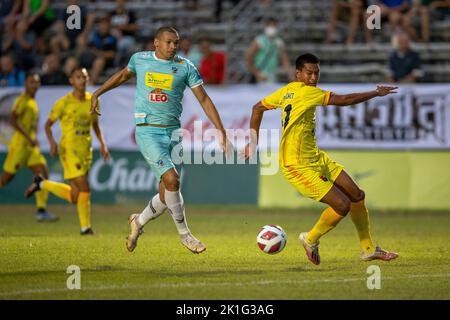 PATTAYA, THAILAND - 18. SEPTEMBER: DANILO LOPES CEZARIO von Pattaya Dolphins United und THANAKORN BOONYAPICHIT von Marines FC während des Spiels der Thai League 3 East zwischen Pattaya Dolphins und Marines Eureka im Nong Prue Stadium am 18. September 2022 in PATTAYA, THAILAND (Foto von Peter van der Klooster/Alamy Live News) Stockfoto