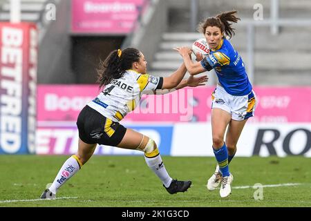 Courtney Winfield-Hill of Leeds Nashörner-Frauen entziehen sich dem Kampf gegen Savannah Andrade of York City Knights Women während des Grand Finales der Betfred Women's Super League York City Knights Women vs Leeds Nashörner-Frauen im Totally Wicked Stadium, St Helens, Großbritannien, 18.. September 2022 (Foto von Craig Thomas/News Images) Stockfoto