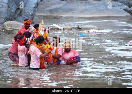 Kathmandu, Nepal. 18. September 2022. Anhänger tauchen am 18. September 2022 ein Idol von „Lord Vishwakarma“ am Ufer des heiligen Bagmati-Flusses in Kathmandu, Nepal, ein. Alle Architekten, Handwerker, Ingenieure, Schweißer, Mechaniker beten „lord Vishwakarma“ an. „Lord Vishwakarma“ ist bekannt als der Schöpfer der Welt, die Wissenschaft der Mechanik und der Architektur. (Foto: Abhishek Maharjan/Sipa USA) Quelle: SIPA USA/Alamy Live News Stockfoto