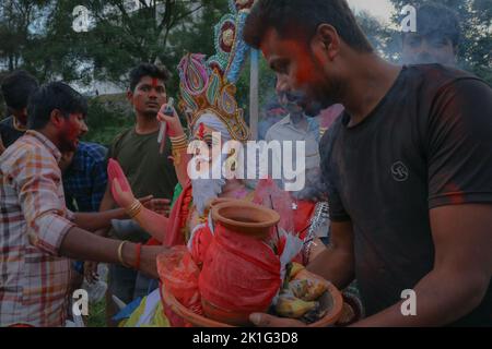 Kathmandu, Nepal. 18. September 2022. Anhänger tauchen am 18. September 2022 ein Idol von „Lord Vishwakarma“ am Ufer des heiligen Bagmati-Flusses in Kathmandu, Nepal, ein. Alle Architekten, Handwerker, Ingenieure, Schweißer, Mechaniker beten „lord Vishwakarma“ an. „Lord Vishwakarma“ ist bekannt als der Schöpfer der Welt, die Wissenschaft der Mechanik und der Architektur. (Foto: Abhishek Maharjan/Sipa USA) Quelle: SIPA USA/Alamy Live News Stockfoto