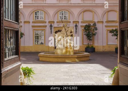 Bratislava, Slowakei - 30. Aug 2022: Der Innenhof des Primatenpalastes in Bratislava mit der Statue des Heiligen Georg im Vordergrund. Stockfoto