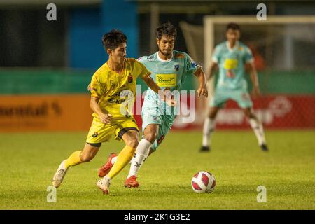 PATTAYA, THAILAND - 18. SEPTEMBER: NATTAKARN KAEWKONG von Marines FC und WARUT WONGDEE von Pattaya Dolphins Vereinigten sich während des East-Spiels der Thai League 3 zwischen Pattaya Dolphins und Marines Eureka im Nong Prue Stadium am 18. September 2022 in PATTAYA, THAILAND (Foto von Peter van der Klooster/Alamy Live News) Stockfoto