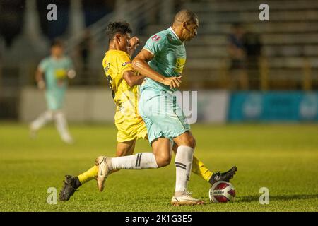 PATTAYA, THAILAND - 18. SEPTEMBER: DANILO LOPES CEZARIO von Pattaya Dolphins United und WORACHET PRAPAIPAK von Marines FC während des Spiels der Thai League 3 East zwischen Pattaya Dolphins und Marines Eureka im Nong Prue Stadium am 18. September 2022 in PATTAYA, THAILAND (Foto von Peter van der Klooster/Alamy Live News) Stockfoto