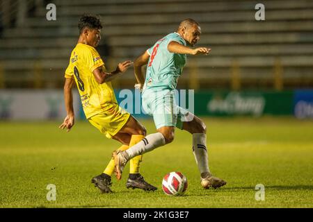 PATTAYA, THAILAND - 18. SEPTEMBER: WORACHET PRAPAIPAK von Marines FC und DANILO LOPES CEZARIO von Pattaya Dolphins Vereinigten sich während des East-Spiels der Thai League 3 zwischen Pattaya Dolphins und Marines Eureka am 18. September 2022 im Nong Prue Stadium in PATTAYA, THAILAND (Foto von Peter van der Klooster/Alamy Live News) Stockfoto