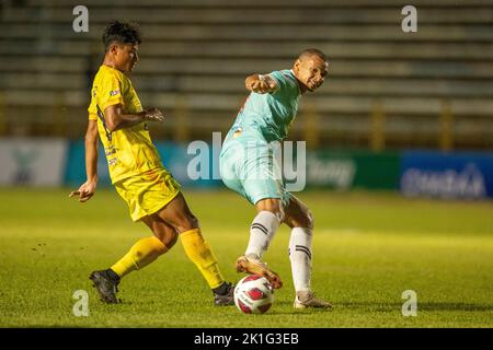 PATTAYA, THAILAND - 18. SEPTEMBER: WORACHET PRAPAIPAK von Marines FC und DANILO LOPES CEZARIO von Pattaya Dolphins Vereinigten sich während des East-Spiels der Thai League 3 zwischen Pattaya Dolphins und Marines Eureka am 18. September 2022 im Nong Prue Stadium in PATTAYA, THAILAND (Foto von Peter van der Klooster/Alamy Live News) Stockfoto