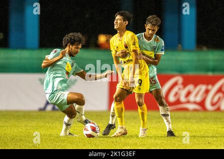 PATTAYA, THAILAND – 18. SEPTEMBER: NARAKORN KHANA of Pattaya Dolphins United, NATTAKARN KAEWKONG of Marines FC und TAWAN CHANTHASEN of Pattaya Dolphins United während des Spiels der Thai League 3 East zwischen Pattaya Dolphins und Marines Eureka im Nong Prue Stadium am 18. September 2022 in PATTAYA, THAILAND (Foto von Peter van der Klooster/Alamy Live News) Stockfoto