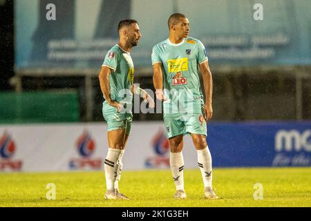 PATTAYA, THAILAND – 18. SEPTEMBER: CAIQUE FREITAS RIBEIRO von Pattaya Dolphins United und DANILO LOPES CEZARIO von Pattaya Dolphins United während des Spiels der Thai League 3 East zwischen Pattaya Dolphins und Marines Eureka im Nong Prue Stadium am 18. September 2022 in PATTAYA, THAILAND (Foto von Peter van der Klooster/Alamy Live News) Stockfoto