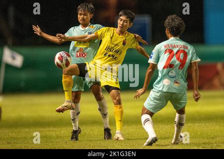 PATTAYA, THAILAND - 18. SEPTEMBER: NATTAKARN KAEWKONG des FC Marines zwischen PHUWADOL CHANOKKAWINKUL von Pattaya Dolphins United und NARAKORN KHANA of Pattaya Dolphins United während des Spiels der Thai League 3 East zwischen Pattaya Dolphins und Marines Eureka im Nong Prue Stadium am 18. September 2022 in PATTAYA, THAILAND (Foto von Peter van der Klooster/Alamy Live News) Stockfoto