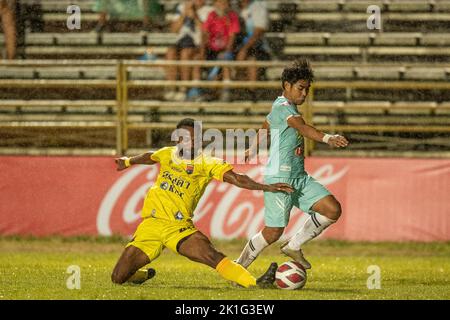 PATTAYA, THAILAND - 18. SEPTEMBER: NGUIMBUS FERDINAND von Marines FC und SUPHOT WONGHOI von Pattaya Dolphins Vereinigten sich während des Spiels der Thai League 3 East zwischen Pattaya Dolphins und Marines Eureka im Nong Prue Stadium am 18. September 2022 in PATTAYA, THAILAND (Foto: Peter van der Klooster/Alamy Live News) Stockfoto