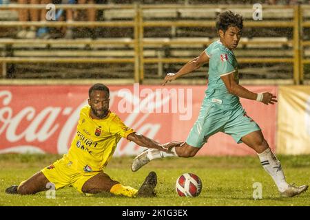 PATTAYA, THAILAND - 18. SEPTEMBER: NGUIMBUS FERDINAND von Marines FC und SUPHOT WONGHOI von Pattaya Dolphins Vereinigten sich während des Spiels der Thai League 3 East zwischen Pattaya Dolphins und Marines Eureka im Nong Prue Stadium am 18. September 2022 in PATTAYA, THAILAND (Foto: Peter van der Klooster/Alamy Live News) Stockfoto