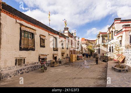 Backstreet der Stadt Gyantse mit Blick auf die Festung Dzong in der Präfektur Shigatse, Tibet, China Stockfoto