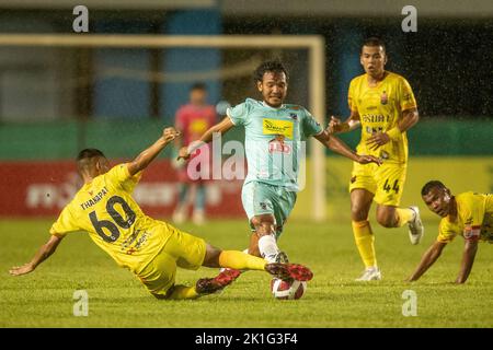 PATTAYA, THAILAND - 18. SEPTEMBER: NARAKORN KHANA of Pattaya Dolphins United und THANAPHAT WANPITHAK of Marines FC während des Spiels der Thai League 3 East zwischen Pattaya Dolphins und Marines Eureka im Nong Prue Stadium am 18. September 2022 in PATTAYA, THAILAND (Foto von Peter van der Klooster/Alamy Live News) Stockfoto