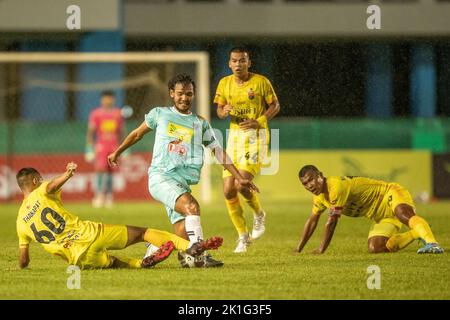 PATTAYA, THAILAND - 18. SEPTEMBER: NARAKORN KHANA of Pattaya Dolphins United und THANAPHAT WANPITHAK of Marines FC während des Spiels der Thai League 3 East zwischen Pattaya Dolphins und Marines Eureka im Nong Prue Stadium am 18. September 2022 in PATTAYA, THAILAND (Foto von Peter van der Klooster/Alamy Live News) Stockfoto