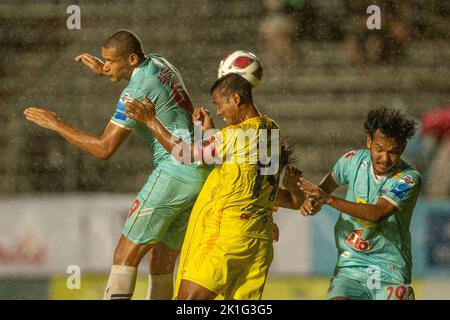 PATTAYA, THAILAND - 18. SEPTEMBER: DANILO LOPES CEZARIO von Pattaya Dolphins United und SARAYUT KIEWPEAR von Marines FC während des Spiels der Thai League 3 East zwischen Pattaya Dolphins und Marines Eureka im Nong Prue Stadium am 18. September 2022 in PATTAYA, THAILAND (Foto von Peter van der Klooster/Alamy Live News) Stockfoto