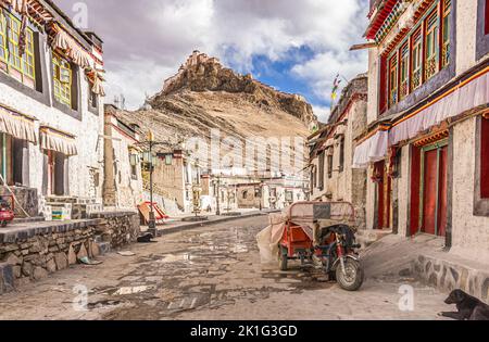 Backstreet der Stadt Gyantse mit Blick auf die Festung Dzong in der Präfektur Shigatse, Tibet, China Stockfoto